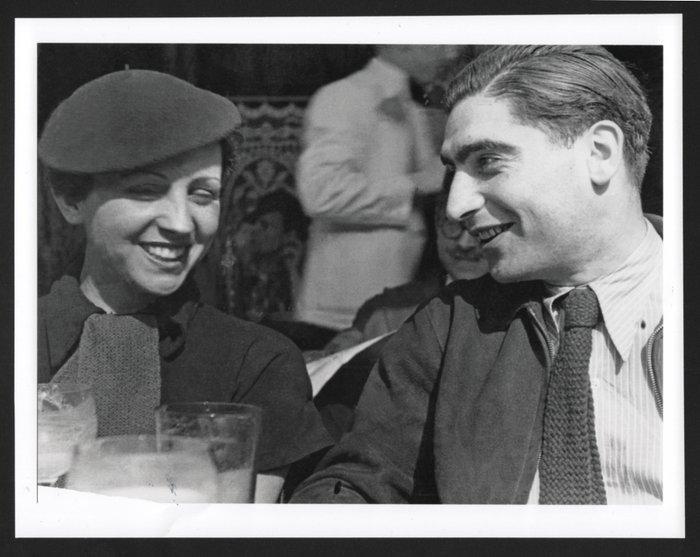 Fred Stein - Gerda Taro and Robert Capa, Cafe de Dome, Paris, Antiek en Kunst, Kunst | Designobjecten