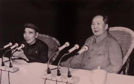 Lin Biao en Mao Zedong spreken toe (lijst optie), Verzamelen, Militaria | Tweede Wereldoorlog, Foto of Poster, Verzenden