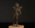 Oud-Romeins Bronzen figuur van Cupido op een marmeren