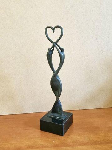 Beeld, Liefde - 26 cm - verbronsde tinlegerin
