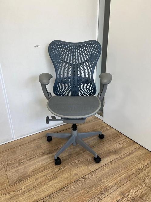 Grote Voorraad Herman Miller Mirra Grey Blue Fog Stoelen!, Huis en Inrichting, Bureaustoelen, Bureaustoel, Blauw, Zo goed als nieuw