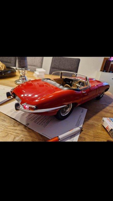 Agora 1:8 - Model coupé - Jaguar type E Cabriolet, Hobby en Vrije tijd, Modelauto's | 1:5 tot 1:12