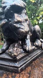 sculptuur, robuuste Leeuw met prooi - 18 cm - gietijzer -