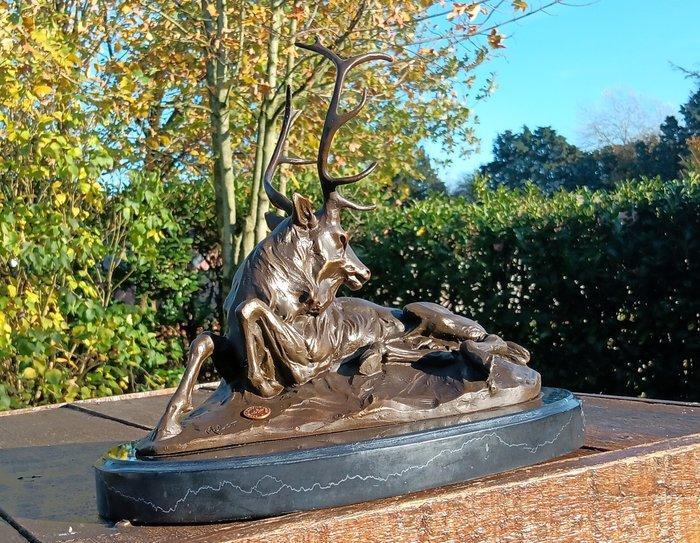 sculptuur, liggend hert met een statig gewei. - 24 cm -, Antiquités & Art, Art | Objets design