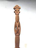 Cuillère cérémoniale de la baie Geelvink, Sentani, 1957. -