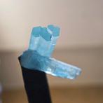 82,8 ct de rareté, aquamarine avec des turmalines noires en