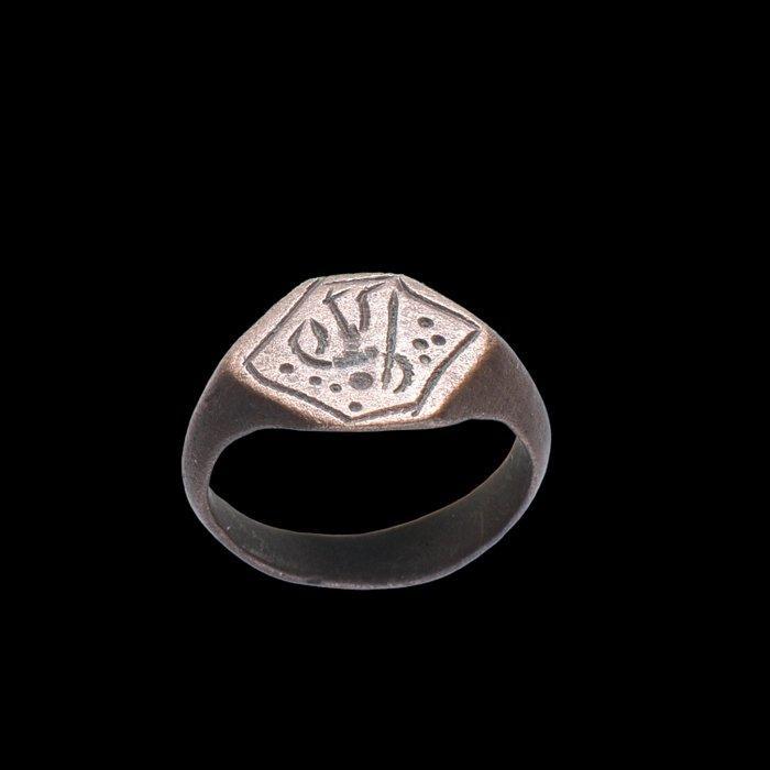 Médiéval, époque des Croisés Bronze Anneau – Guerrier armé, Handtassen en Accessoires, Antieke sieraden