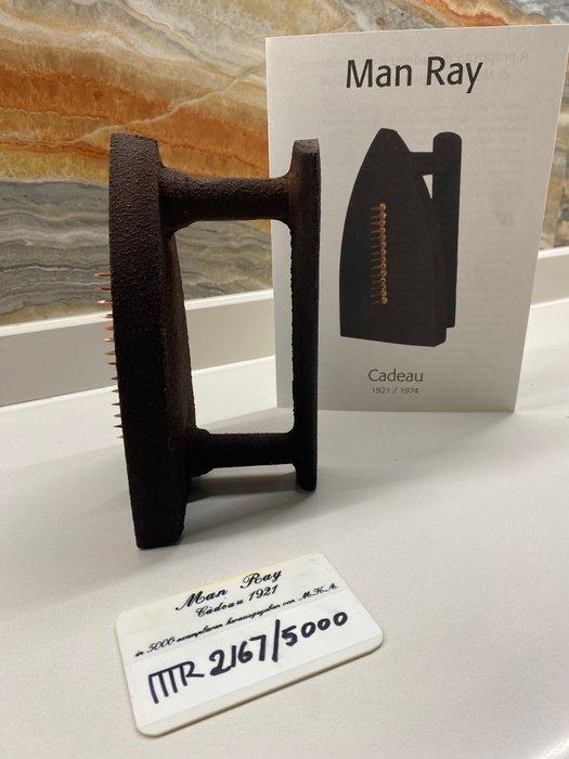 Man Ray (1890-1976) - Sculpture, Cadeau - 17 cm - Fer - 1974, Antiek en Kunst, Antiek | Overige Antiek