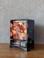 Doos - versierd met chrysanten in bloei en een klein