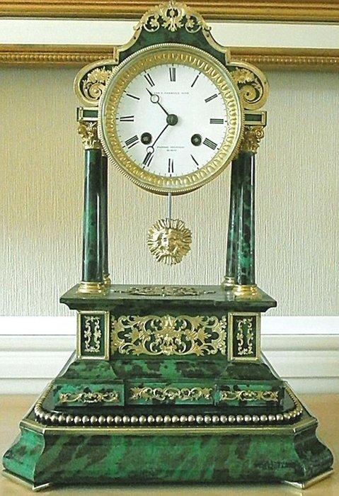 Pendule console de style Boulle en fausse écaille verte et, Antiquités & Art, Antiquités | Horloges
