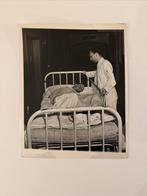 Weegee (1899–1968) - Untitled (Patient in Mental Ward), Antiek en Kunst