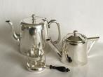 Twee verzilverde theepotten & een theezeef - Théière - Art, Antiek en Kunst, Antiek | Meubels | Tafels