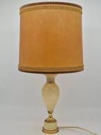 Tischlampe – Alabasterfuß mit Messingakzenten und, Antiek en Kunst