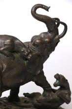 Een betoverend bronzen ornament van een olifant en een, Antiek en Kunst