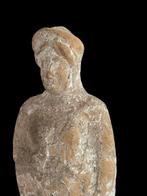 Oud-Grieks Terracotta Tanagra staande vrouwenfiguur met