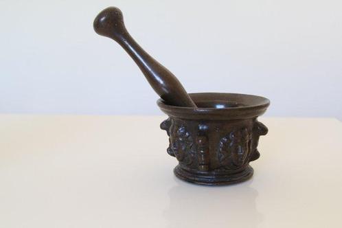 Vijzel en stamper - Kroon van kwaldecoraties, Antiek en Kunst, Antiek | Overige Antiek