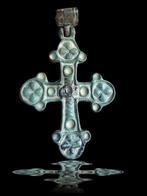Byzantijns brons: uitstekend kruis met natuurlijke