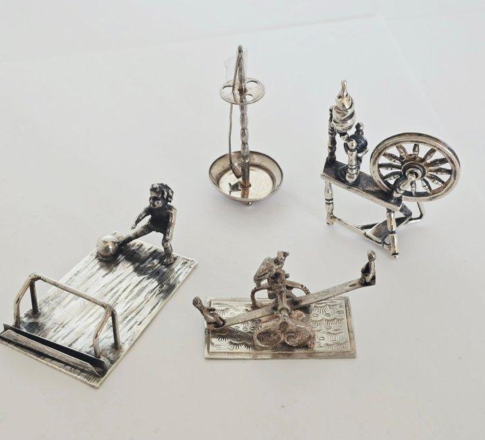 unknow - Miniatuur beeldje - Miniatuur set met spinnewiel,, Antiek en Kunst, Antiek | Zilver en Goud