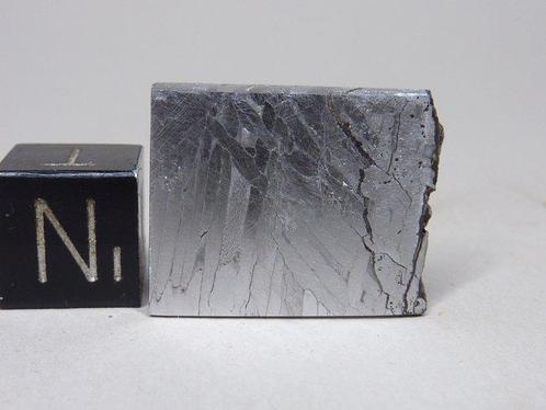 Météorite de fer Roundup - tranche partielle gravée - 11 g, Verzamelen, Mineralen en Fossielen