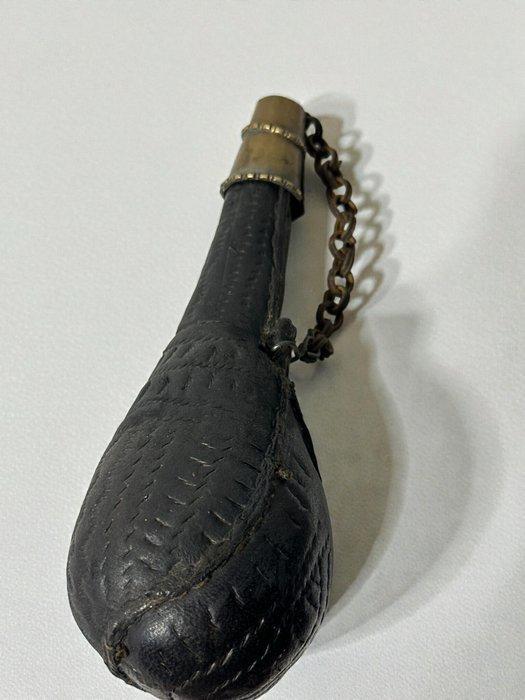 sculptuur, Lot de 3 poires à poudre - 20 cm - Leder, Messing, Antiek en Kunst, Curiosa en Brocante