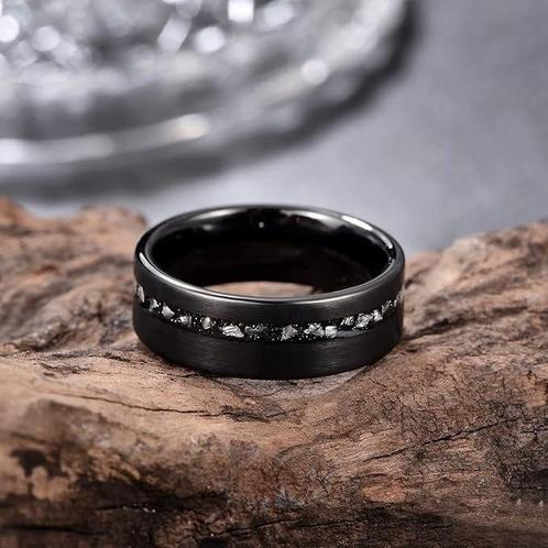 BAGUE EN TUNGSTÈNE avec INCRUSTATIONS DE MÉTÉORITE. Fabriqué, Verzamelen, Mineralen en Fossielen
