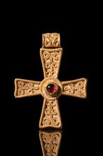 Byzantijns Gouden kruishanger met scrollwork en granaat, Antiek en Kunst