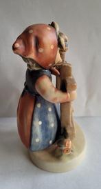 Beeldje - Hummel Goebel Meisje achter hekje groot model -, Antiek en Kunst