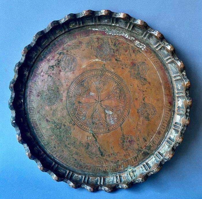 Dienblad - Majma, Qajar Majma in gegraveerd koper, eind, Antiek en Kunst, Kunst | Niet-Westerse kunst