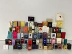 80 Miniatuur flesjes parfum in in verpakking. - Bouteille de