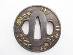 Antieke ijzeren Tsuba-gravure met verguld tempelgebouw,, Antiek en Kunst