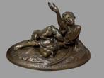 André Besqueut (1850-?) - sculptuur, VICTOR QVIA VICTIMA -