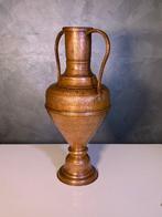 Amphore en cuivre ciselée et repoussée, très décorée. -