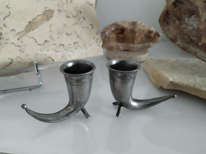TPB Tinn Company - Drinkhoorn (2) - 2 Drinkbekers in, Antiek en Kunst, Curiosa en Brocante