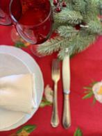 Kersttafelkleed voor grote diners. Rood met kerststerren. -, Nieuw