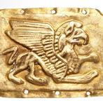 Scythe Or Plaque en feuille avec un griffon ailé.