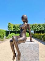 sculptuur, Een relaxerende vrouw - 58 cm - Brons