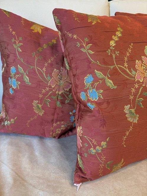 Set kussen San Leucio rood baksteen medaillons bloemfantasie, Antiek en Kunst, Curiosa en Brocante