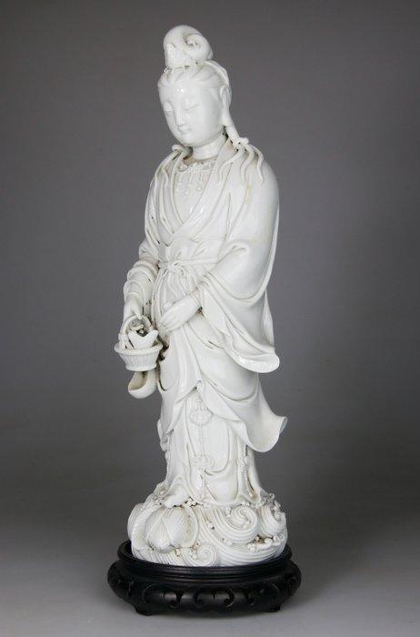 Grote Kwanyin-beeldje - Houten sokkel - Dehua - Blanc de, Antiek en Kunst, Antiek | Overige Antiek