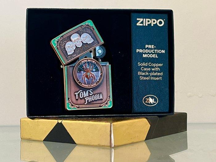 Zippo - Toms Phobia vol. 3 original Zippo solid copper, Verzamelen, Rookartikelen, Aanstekers en Luciferdoosjes