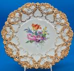 Meissen – Zierteller mit Blumenbukett und Goldrelief –