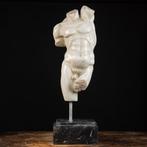 Sculpture, Torse masculin sculpté sur marbre de Carrare. -