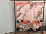 Beau kimono furisode japonais rose, grue, pin, fleurs,, Antiquités & Art