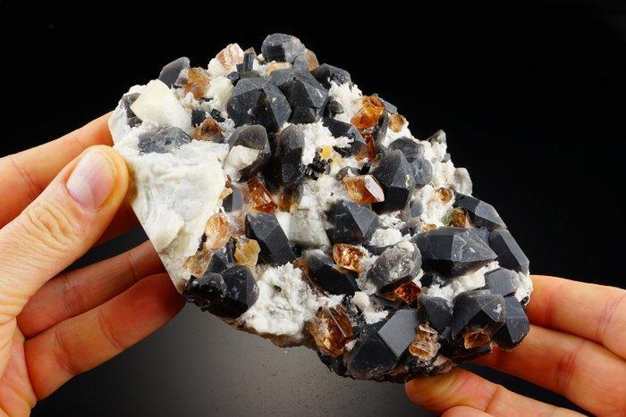 Grote gouden TOPAZ kristallen met rookkristal kristallen op, Verzamelen, Mineralen en Fossielen