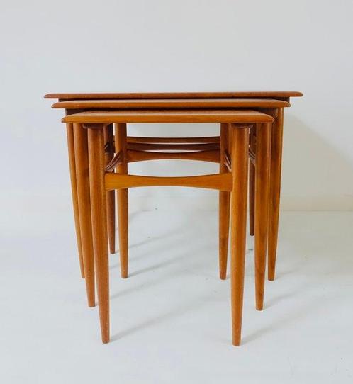Danish Design Makers - Arne Hovmand-Olsen - Bijzettafel (3), Antiek en Kunst, Antiek | Meubels | Stoelen en Sofa's