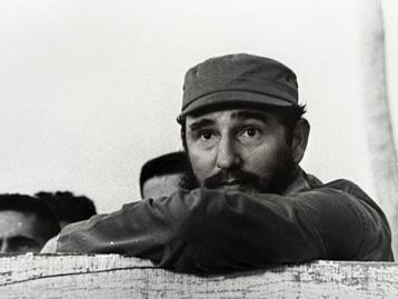 Alberto Korda (1928-2001). - Fidel Castro apoyado en una