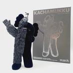 Kaws (1974) - Kaws x Kachamukku Black &Grey Edition 2021, Antiquités & Art, Art | Peinture | Moderne