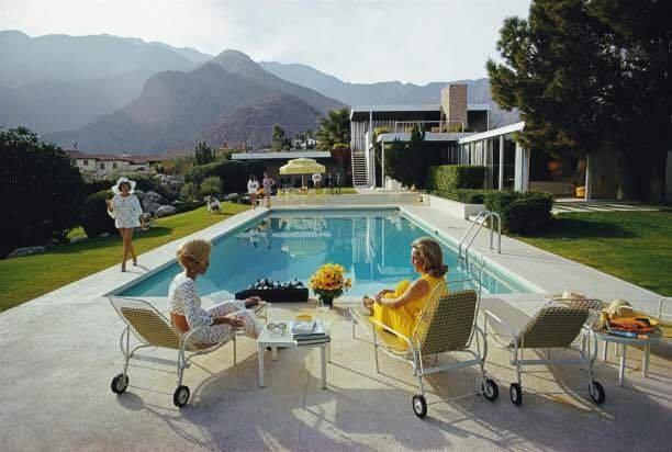Slim Aarons (1916–2006) - Poolside Gossip, 1970, Antiek en Kunst, Kunst | Designobjecten