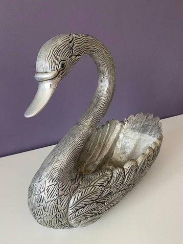 Beeldje - Swan with detailed feather engraving and green