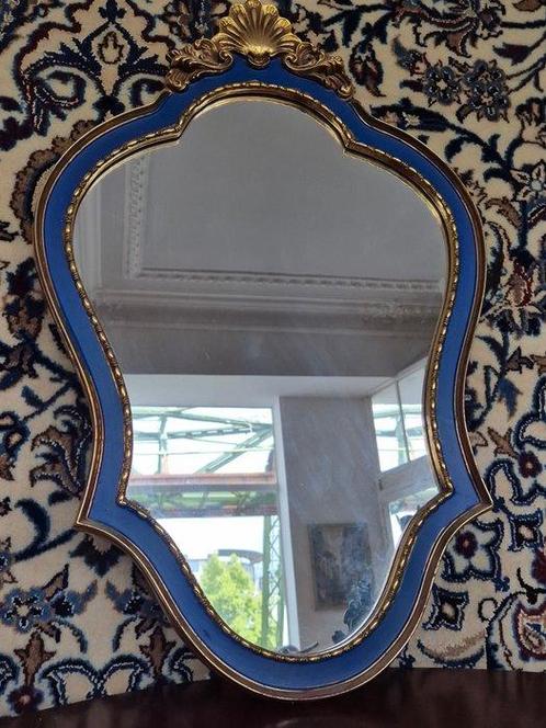 Spiegel- Wandspiegel met blauwe lijst en gouden S-scrolls, Antiek en Kunst, Curiosa en Brocante