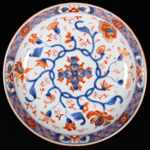 Assiette - Coupe en porcelaine à décor dit Imari de fleurs, Antiek en Kunst, Antiek | Overige Antiek